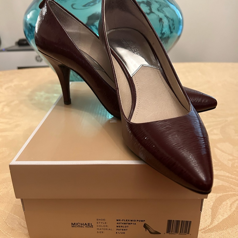 Michael Kors (Merlot) (color is burgundy) pumps. Excellent condition. Worn once.